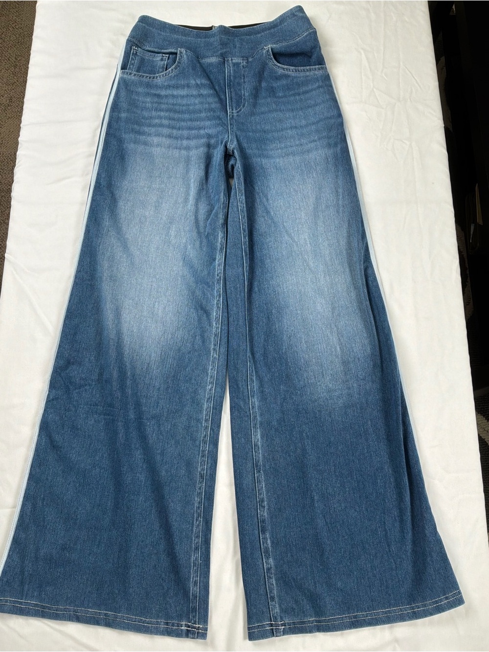 HALARA Light Blue Wide-Leg Jeans with Subtle Fade on sides